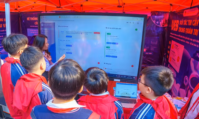 Trường Đại học Kinh tế chuyển giao hệ thống quản trị trường học số cho THCS Cầu Giấy