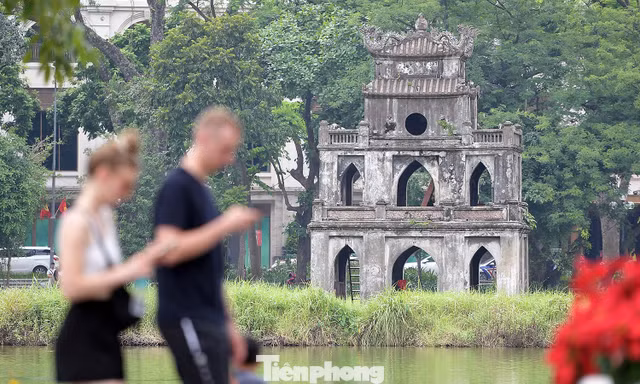 Thảnh thơi dạo phố, bắt trọn khoảnh khắc Hà Nội sáng đầu năm