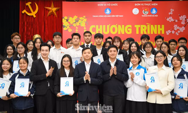 Những phần quà Tết tiếp sức cán bộ Hội Sinh viên vượt khó