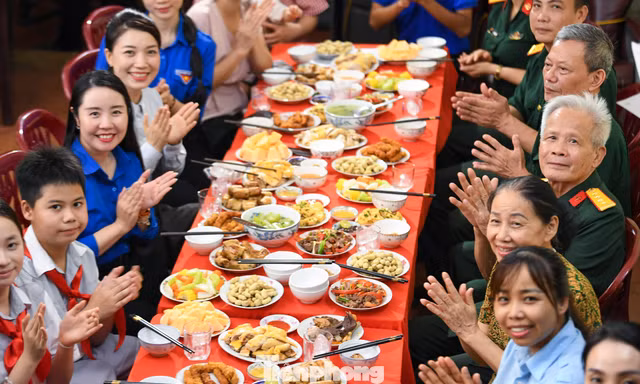 Người trẻ vào bếp nấu cơm tri ân, nghe cựu chiến binh kể chuyện chiến trường