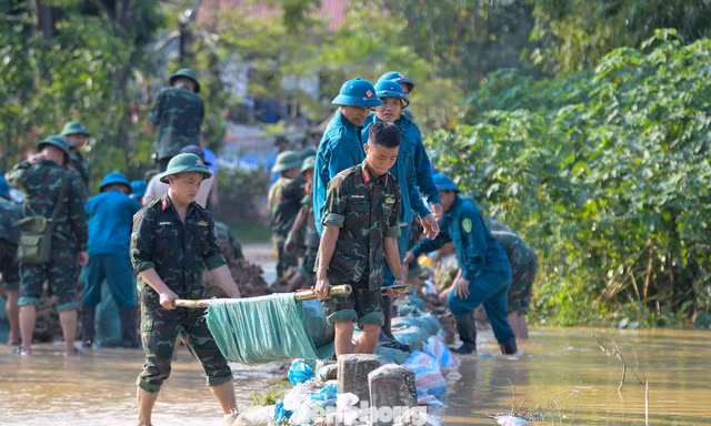 Chiến sĩ bộ đội, thanh niên Thủ đô căng mình giữ đê, chặn dòng lũ dữ sông Cầu