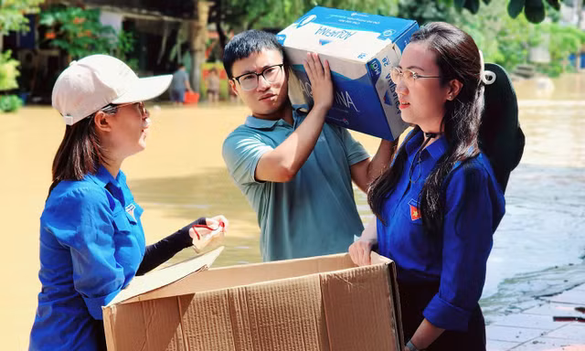 Sinh viên Thái Nguyên vượt lũ mang cơm đến từng nhà dân vùng ngập