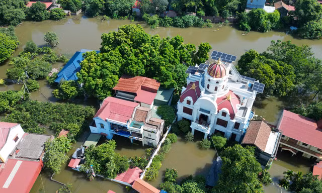 Biệt thự chìm trong biển nước, làng Quả Cảm thành ‘ốc đảo’ giữa Bắc Ninh