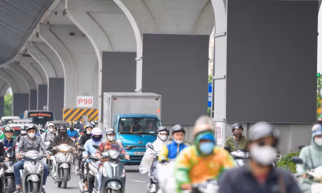 Cận cảnh hàng trăm màn hình LED trên đường Vành đai 2 Hà Nội