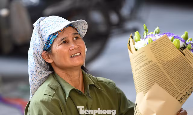 Những người phụ nữ miệt mài mưu sinh trong ngày 20/10