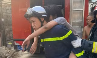 Giải cứu 3 người mắc kẹt trong ngôi nhà đang cháy ở Hà Nội