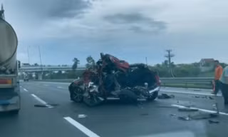 Ô tô biến dạng sau va chạm trên cao tốc Hà Nội - Hải Phòng, 4 người bị thương