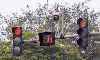 CSGT Hà Nội lý giải việc đèn đỏ hoặc đèn xanh kéo dài sau khi hết chu kỳ đếm giây