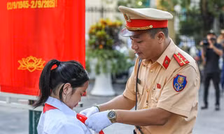 Hà Nội: CSGT có mặt ở cổng trường từ sớm phân luồng, phát tờ rơi tuyên truyền an toàn giao thông