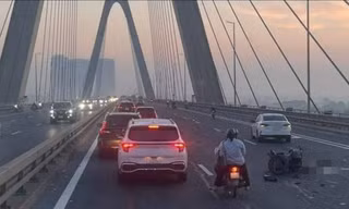 Làm rõ nguyên nhân vụ xe phân khối lớn biến dạng, tài xế tử vong trên cầu Nhật Tân