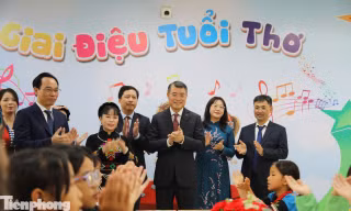 Hình ảnh Thủ tướng kiểm tra, trải nghiệm tại ngôi trường nội trú hiện đại ở tỉnh Lào Cai