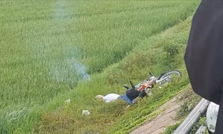 Phát hiện thi thể người đàn ông cạnh xe máy bên bờ ruộng