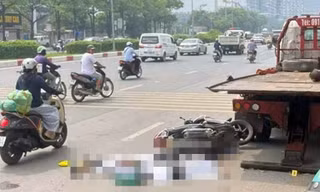 Tài xế xe máy tử vong sau cú đâm vào đuôi xe cứu hộ
