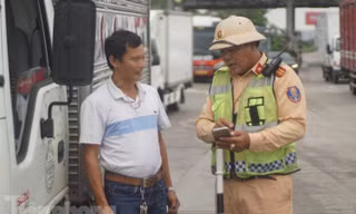 Nhiều lái xe ngỡ ngàng về quy định mới thí điểm phân làn xe tải trên cao tốc