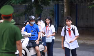 Lực lượng Công an bảo đảm ANTT tại cổng trường THCS Trần Duy Hưng (Yên Hòa, Hà Nội)