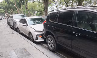 Hà Nội: 4 ô tô 'dồn toa' trên phố Lê Thái Tổ