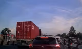 Container bất ngờ tông loạt ô tô trên cầu vượt ở Hà Nội