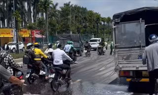 Hà Nội: Xác minh ô tô bục téc dầu đổ lênh láng ra đường, khiến nhiều xe máy trượt ngã 