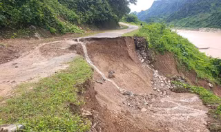 Mưa lớn khiến nhiều tuyến đường ở Điện Biên bị sạt lở