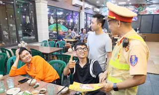CSGT bất ngờ đến quán bia dán tờ giấy, 'dân nhậu' vui vẻ gọi xe ôm về nhà