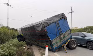 Hà Nội: 4 ô tô va chạm trên tỉnh lộ, 3 xe hư hỏng nặng