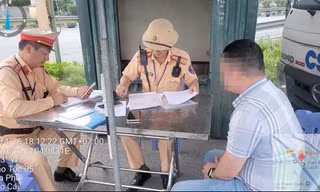 Tổ công tác, Cục CSGT làm việc với người vi phạm. Ảnh: CACC.