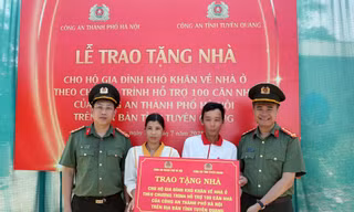 Công an Thủ đô 'về nguồn', hỗ trợ xóa nhà tạm tại Tuyên Quang