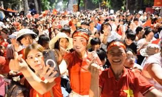 Biển người hát trong đêm ở Hà Nội