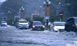 Phố biến thành sông, người dân bì bõm đẩy ô tô chết máy giữa gió bão