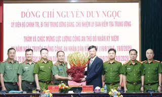 Chủ nhiệm Ủy ban Kiểm tra Trung ương Nguyễn Duy Ngọc thăm và chúc mừng Công an Thủ đô