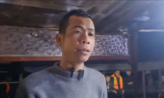 Anh Nguyễn Văn Lạc kể lại việc tìm kiếm các nạn nhân mất tích trong vụ tai nạn trên hồ Thác Bà. Ảnh: Hoàng Hữu.