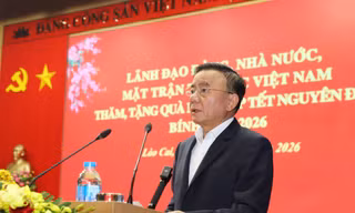 Đ/c Trần Cẩm Tú - Thường trực Ban Bí thư mong muốn người dân có thêm nghị lực để vươn lên ổn định cuộc sống, đón một mùa xuân mới trọn vẹn, ấm áp. Ảnh: Cổng thông tin tỉnh Lào Cai.