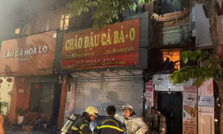 Quán cháo bốc cháy giữa đêm, cảnh sát hối hả giải cứu người mắc kẹt