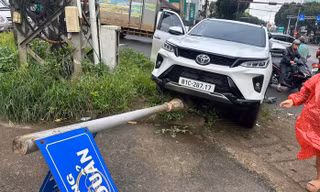 Chiếc xe mất lái tông vào trụ biển báo bên đường