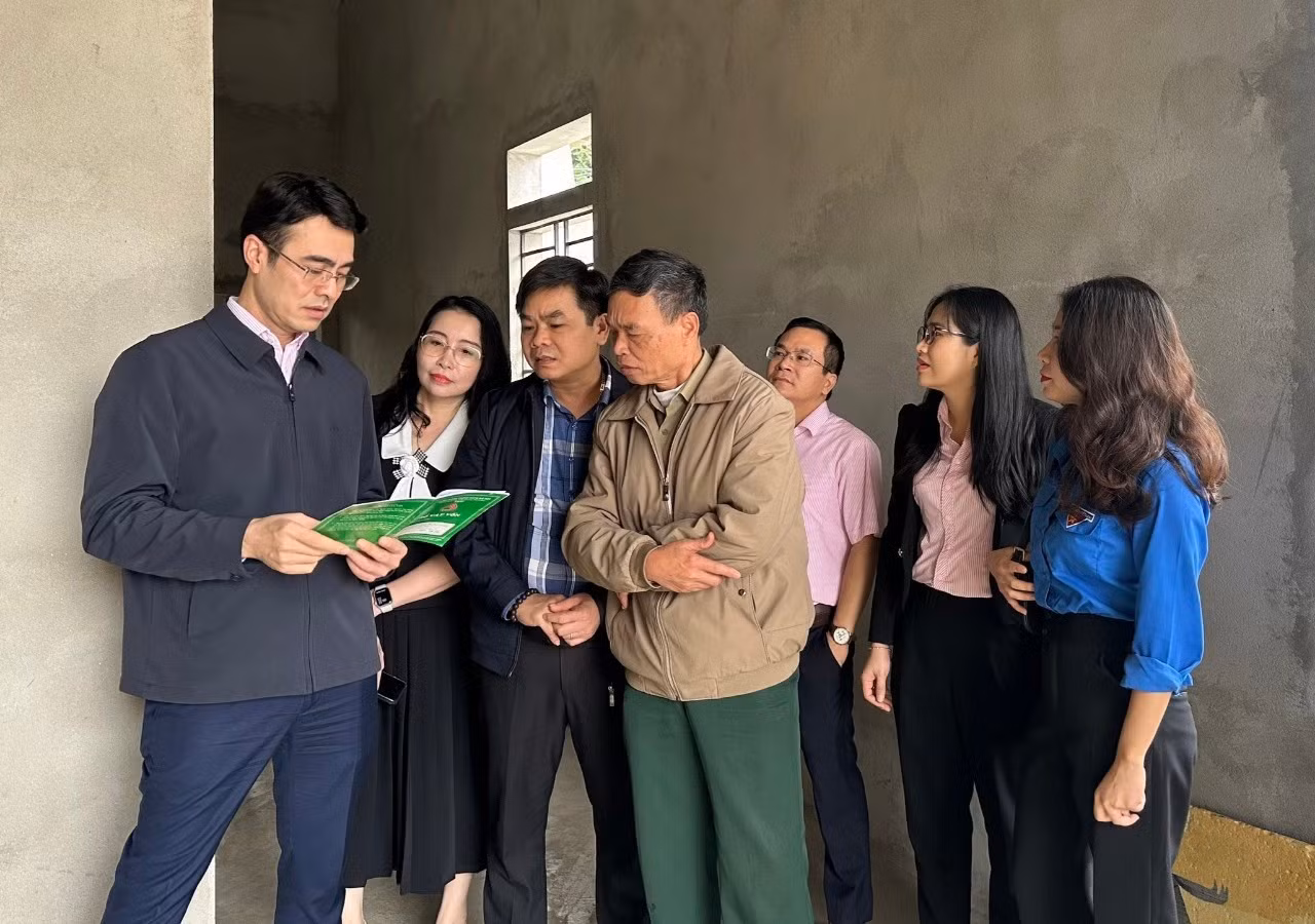 nguyen-duc-hai-pho-tong-giam-doc-ngan-hang-csxh-viet-nam-kiem-tra-thuc-te-chuong-trinh-cho-vay-lam-nha-o-tai-huyen-quy-hop.jpg