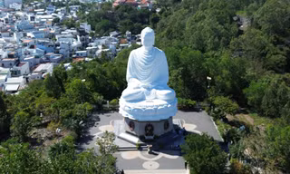 Điểm nhấn nổi bật nhất của chùa là tượng Kim Thân Phật Tổ – pho tượng Phật trắng khổng lồ tọa lạc trên đỉnh đồi Trại Thủy. Từ chân chùa, du khách phải leo qua hơn 150 bậc thang để lên đến tượng.