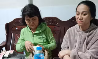 Nhặt được túi vàng giữa dòng lũ, vợ chồng ở Nha Trang tìm trả lại cho người mất