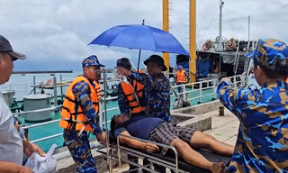 Cấp cứu kịp thời ngư dân bị nạn trên biển Trường Sa