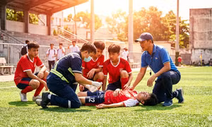 Nam sinh 15 tuổi nguy kịch sau khi đá bóng dưới trời nắng, cảnh báo sốc nhiệt