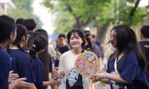 "Tân binh" THPT chuyên Ngoại ngữ từ bỡ ngỡ đến cháy hết mình tại ngày hội "10+"
