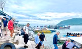Du khách đi tham quan các đảo trên vịnh Nha Trang. Ảnh: Thanh Thanh