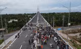 Người dân tụ tập tại trên cầu Rạch Miễu 2.
