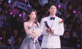 AAA 2025: Tương tác đáng yêu của Park Bo Gum - IU xứng danh "cặp đôi đẹp nhất"