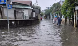 Học sinh toàn thành phố Huế nghỉ học ngày 27/10 do mưa to trắng trời