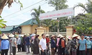 Nghệ An: Hàng trăm phụ huynh cho học sinh nghỉ học để phản đối sáp nhập trường