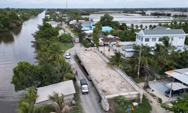 Cưỡng chế mặt bằng để làm 10km đường thi công ‘bầy hầy’ 6 năm