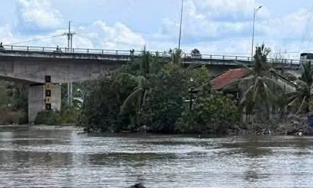 Phát hiện thi thể nhân viên trường cấp 3 trên sông với nhiều vết thương
