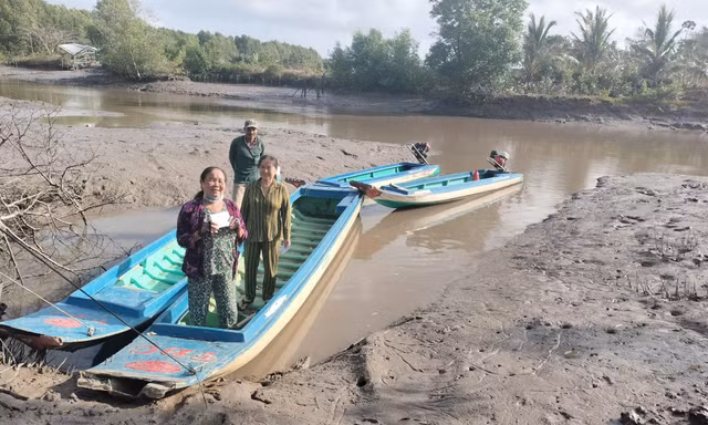 Đi bầu cử bằng xuồng rất riêng của người dân vùng cực Nam Tổ quốc 