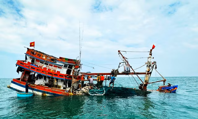 Cứu 13 ngư dân bị chìm tàu trên biển Cà Mau