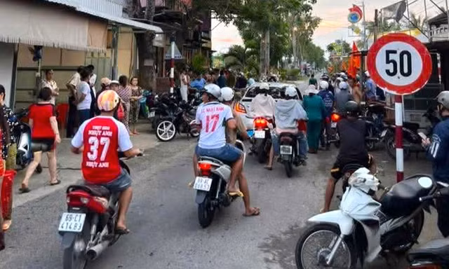 Nhóm thanh niên mang hung khí lao vào quán tấn công, khiến 1 người tử vong
